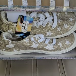 Nwt. Tan with white stars girls shoes.